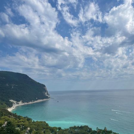 L'Angolo Di Mare Centro Di Sirolo Exterior photo